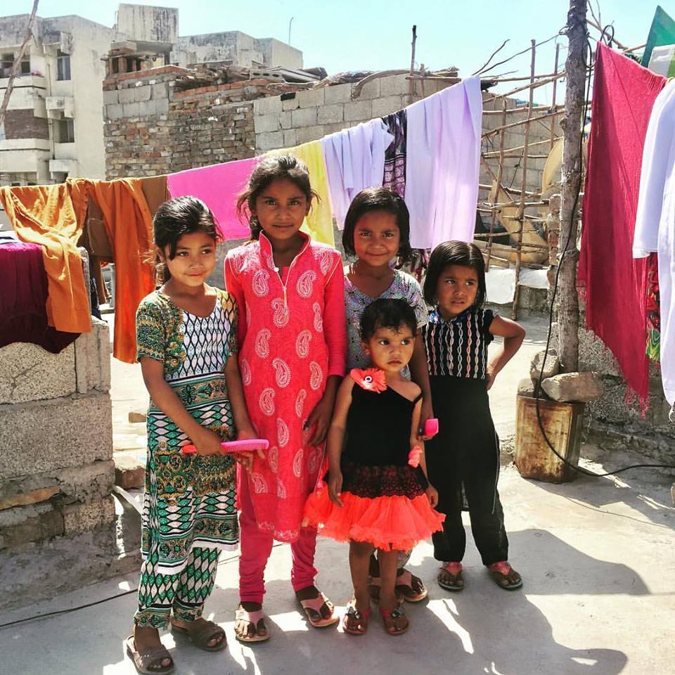 イスラマバードのスラムで出会った子供たち。