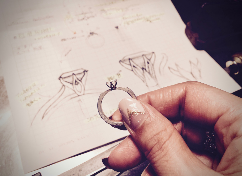 百合の花　エンゲージメントリング（婚約指輪）のデザイン