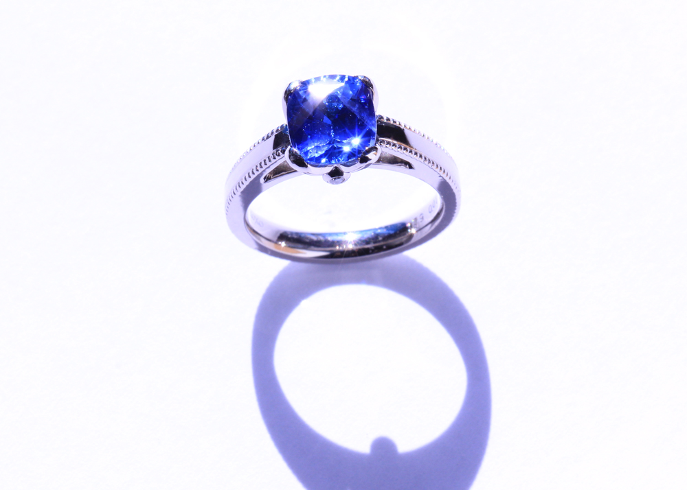 ロイヤルブルー・サファイアを用いた、オーダーメイドの婚約指輪。