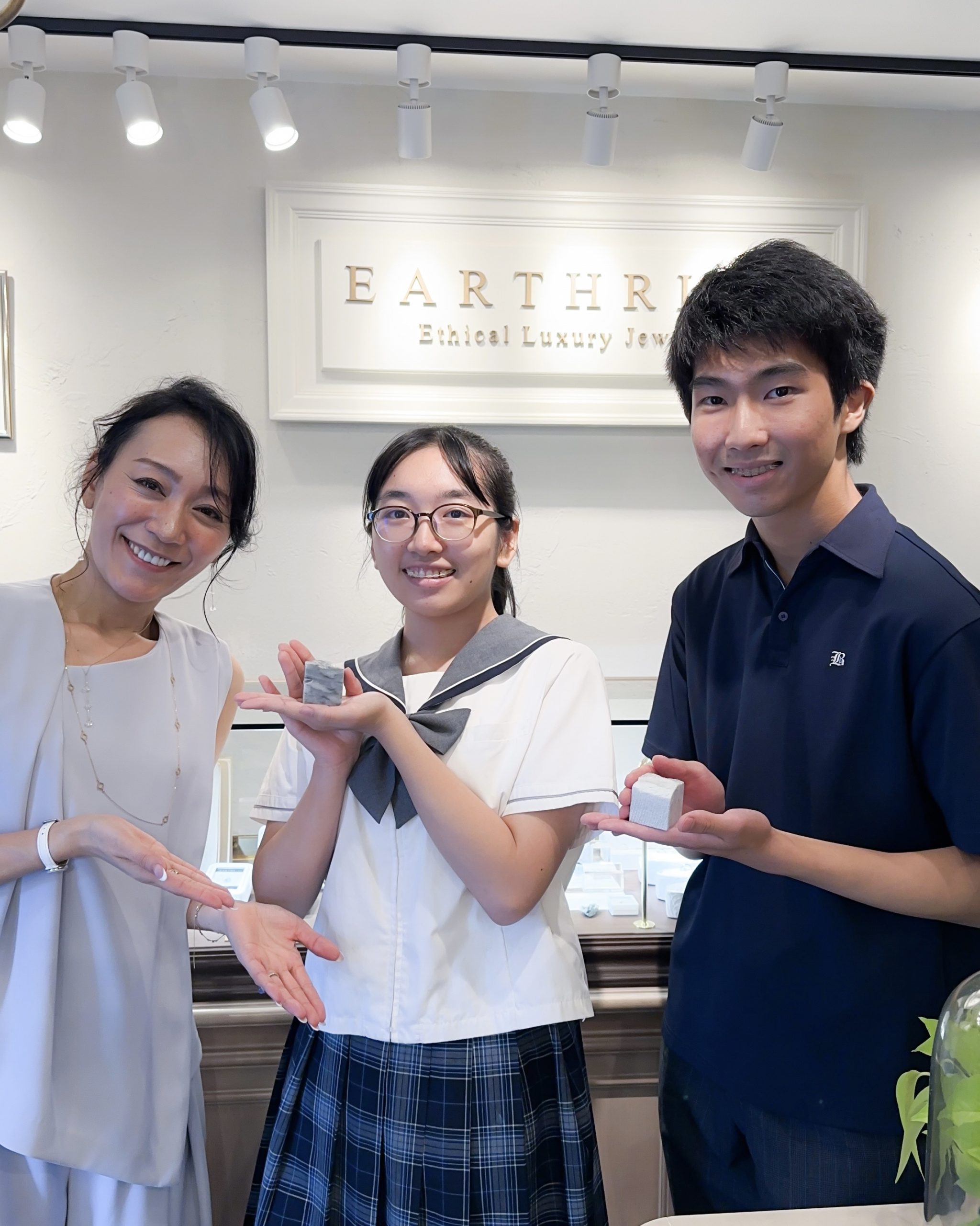 大理石のキューブストーンを手に、学生さん方との記念撮影。