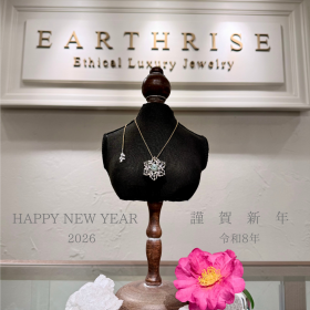 謹賀新年 令和8年。アクアマリンとダイヤモンドを用いた雪の花のネックレス兼帯留。ヒマラヤんクォーツと、店舗に咲く椿と共にご紹介。