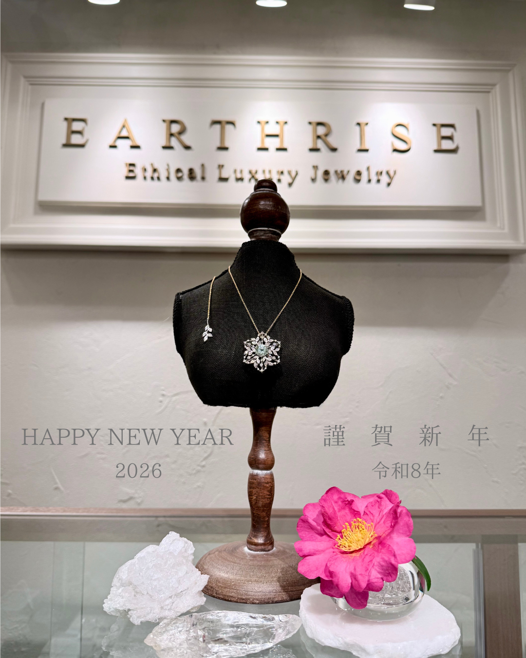 謹賀新年 令和8年。アクアマリンとダイヤモンドを用いた雪の花のネックレス兼帯留。ヒマラヤんクォーツと、店舗に咲く椿と共にご紹介。